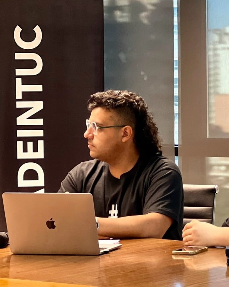 Equipo de MadeInTuc en una reunión de trabajo